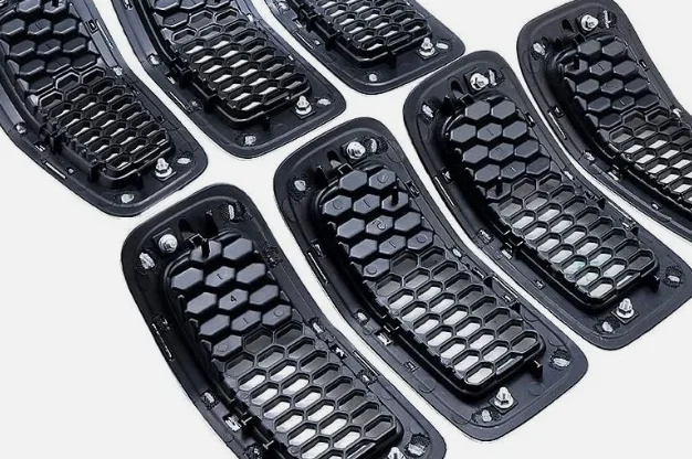 2014 - 2018 Jeep Cherokee FRONT UPPER GRILLE (Chrome Trim)